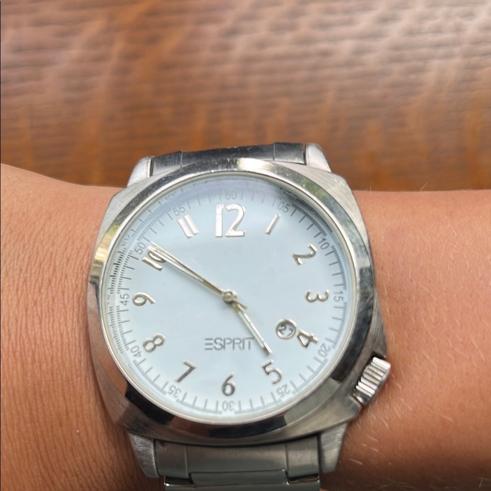 Esprit Silver with Minimalist Design